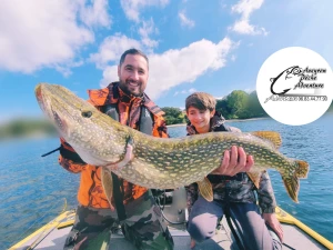 Gros brochet lac de pareloup guide de pêche  peche en famille Aveyron