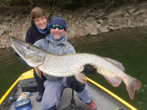 Brochet voyage de pêche couple en Aveyron peche au féminin France