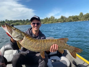 Pêche du brochet lac de pareloup