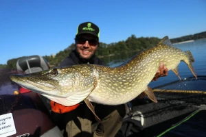 Pêche du brochet avec un moniteur guide de pêche en Aveyron