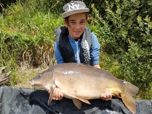 Stage de pêche la carpe en Aveyron - Pêche enfant camping Lévezou Lac Aveyron Pareloup