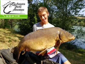 Illustration pêche carpe en Aveyron Jeune école de pêche Lacs du Lévezou Pareloup / Cabanac